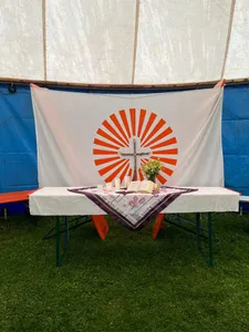 Quelle: Campingkirche Baden Altar im Zelt der Campingkirche