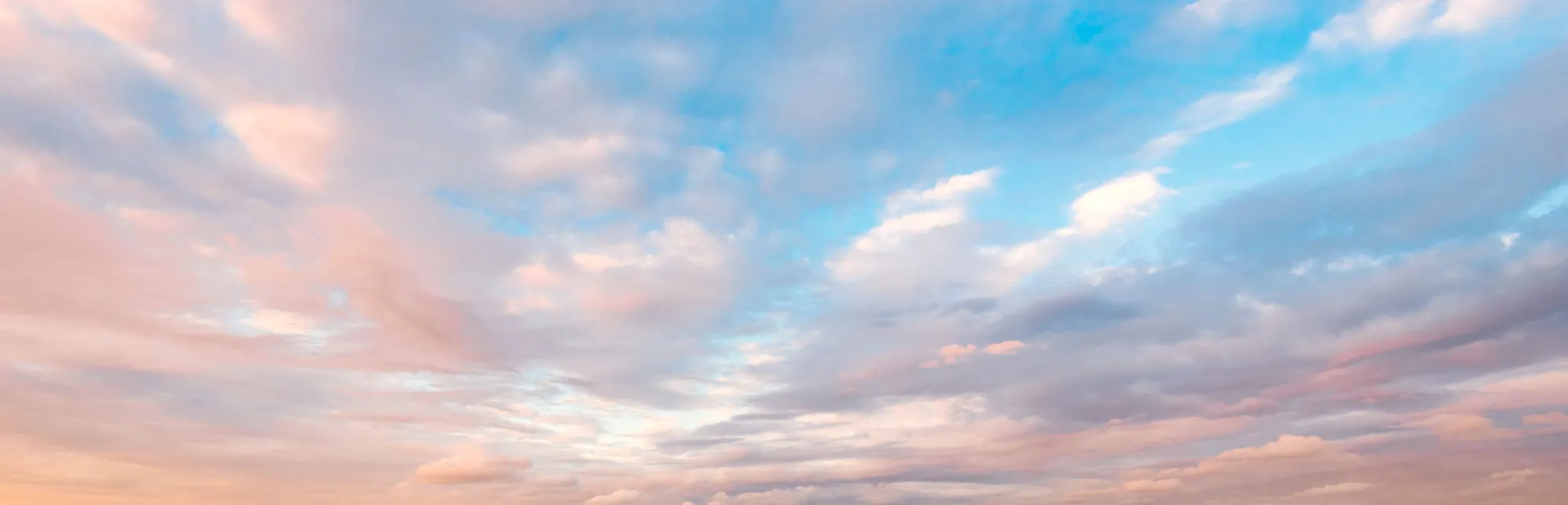 Quelle: Alex_Stemmers – stock.adobe.com Blick in den Wolkenhimmel mit leichtem Abendrot