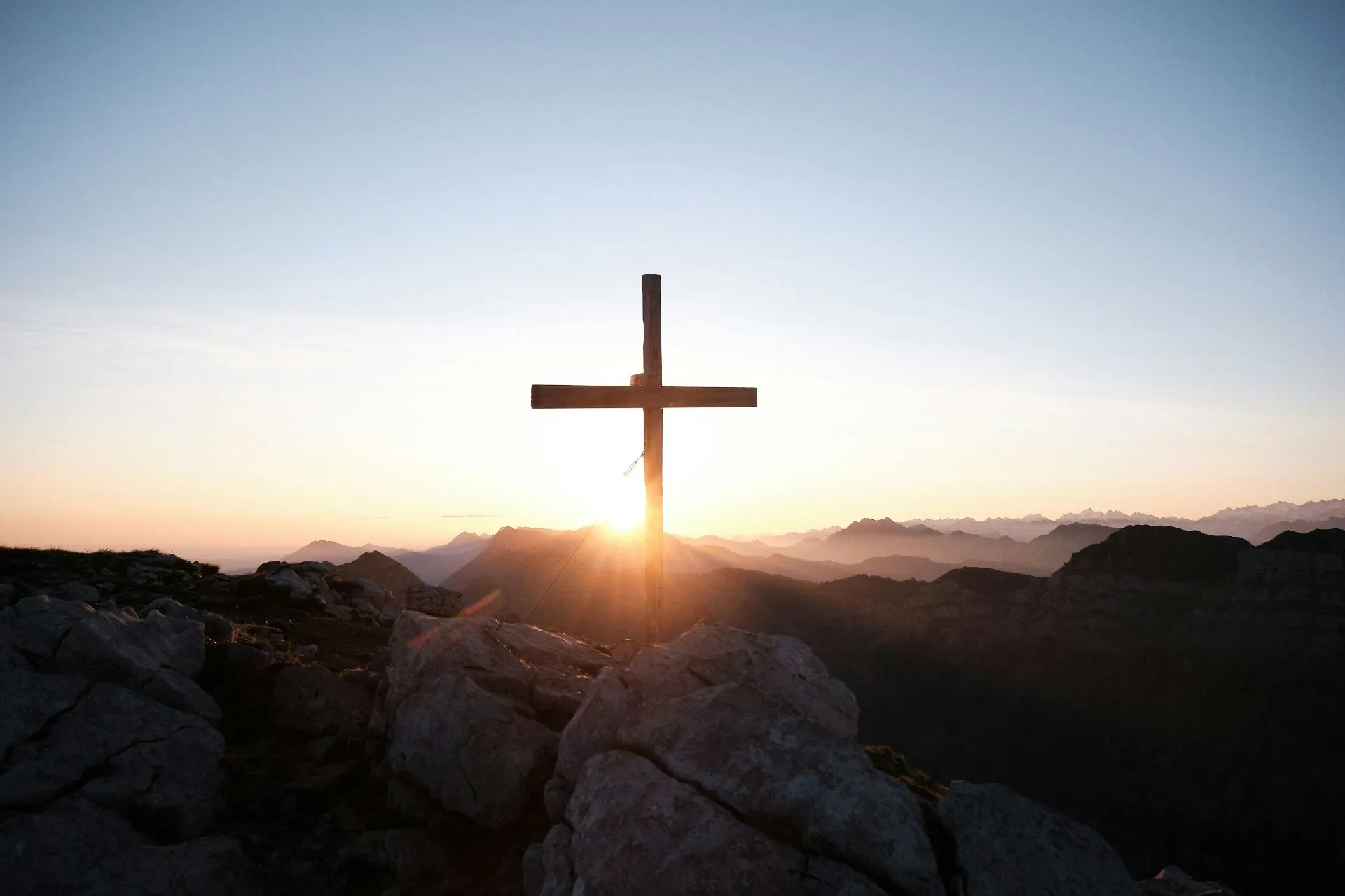 Kreuz bei Sonnenaufgang