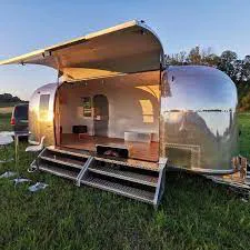 Quelle: Eangelisches Kinder- und Jugendwerk Baden Jugendkirche Silberlilly mit einem Airstream