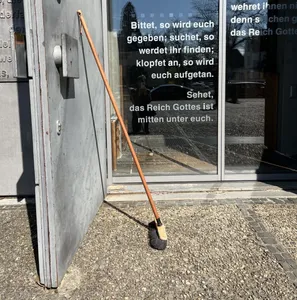 Quelle: C.Kotte ekiba, C.Kotte ekiba Ein Besen lehnt an der geöffneten Tür der Lukaskirche