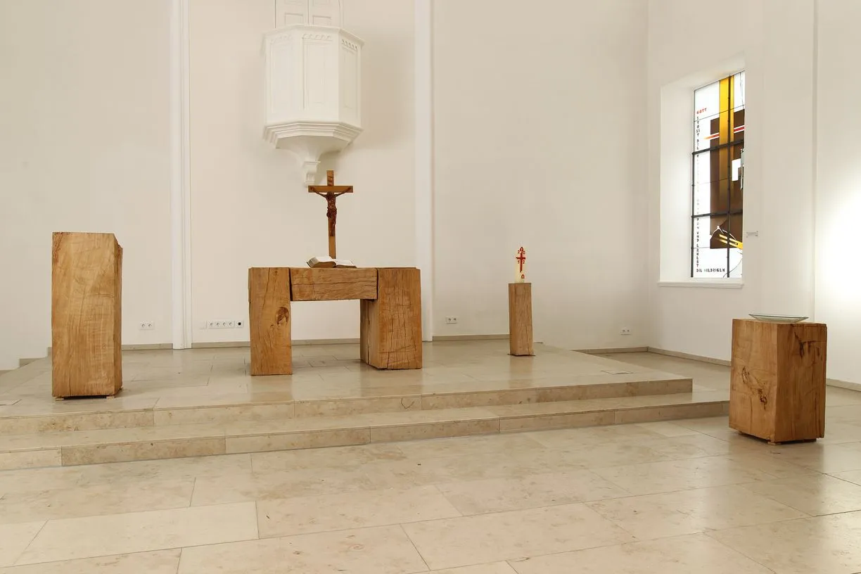 Quelle: Kunst: Schlegel, Salzkotten-Niederntudorf; Foto: Schrumpf, Bielefeld Blick durch den Kirchenraum auf die neuen Prinzipalien der Kapellenkirche in Heidelberg