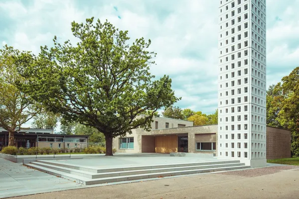 Quelle: Architektur + Foto: k9, Freiburg Blick von außen auf das neue Gruppenpfarramt der Kreuzkirche Freiburg