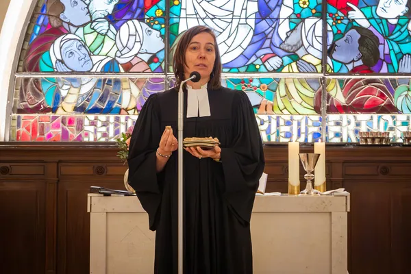 Quelle: Künstler: Schmid, Stuttgart; Foto: Evangelische Kirchengemeinde Baden-Baden Einladung zum Abendmahl