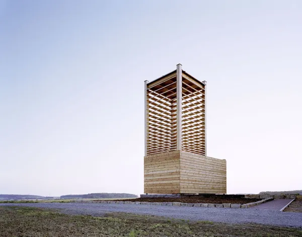 Außenansicht der Kapelle in Holzkonstruktion