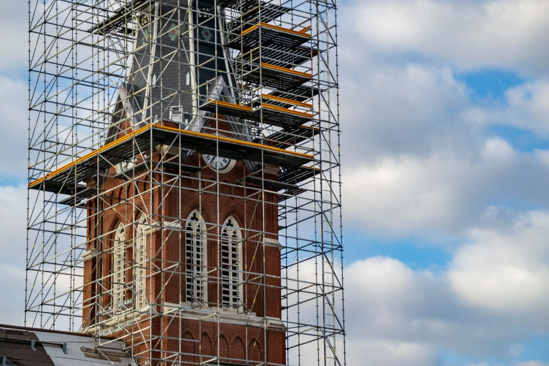 Quelle: Adobestock Kirchturm mit Gerüst