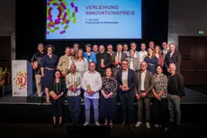 Gruppenfoto der Preisträgerinnen und Preisträger