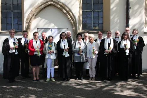 Quelle: KB Bretten-Bruchsal (mar) Hauptamtliche und Ehrenamtliche tragen einen weißen Schal und eine Blume