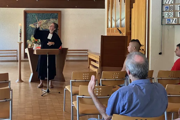 Gottesdienst in Gebärdensprache in Lörrach, Friedenskirche, Diakonin Merrit Diederichs