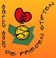 Quelle: Arbeitsstelle Frieden Logo der Friedensstifter: gelb-orangener Hintergrund Text im Kreis geschrieben darin zwei rote Hände die sich anfssen darunte eine scharzgelbe Weltkugel auf einen grünen Puzzelteil