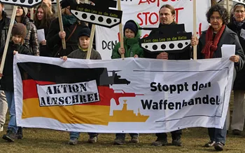 Menschen bei einer Demo mir Transparent "Rüstungsexporte stoppen"