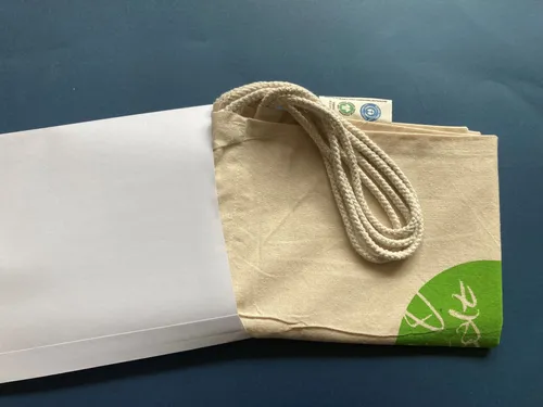 gefalteter Stoffbeutel in einer Versandtasche