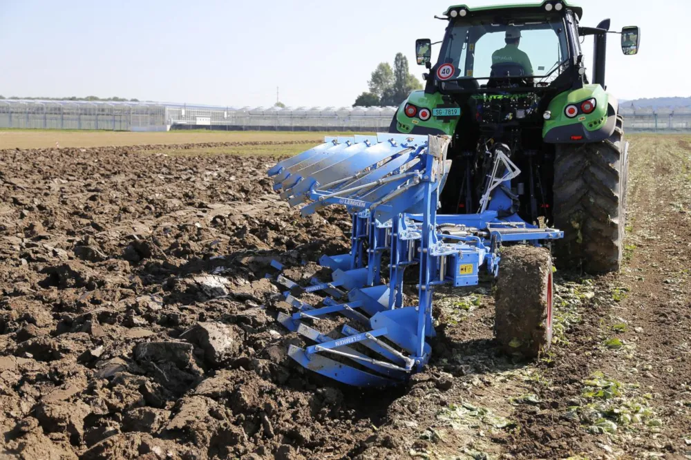 Ansicht Traktor mit blauem Pflug