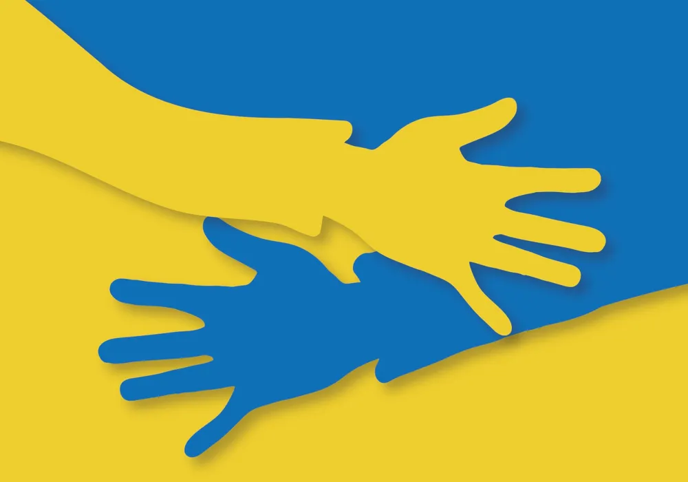 Ukrainische Flagge mit zwei Händen, die sich umarmen