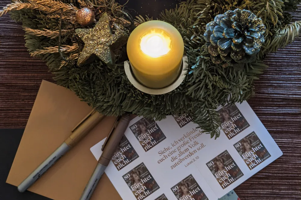 Quelle: ZfK / Simone Heidbrink Adventskerze und Briefmarken